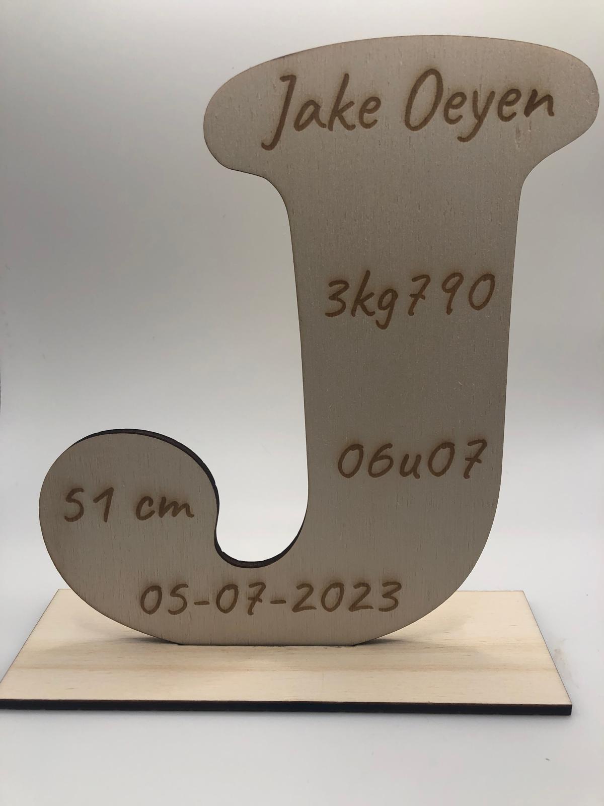 Houten geboorteletter met graveringen