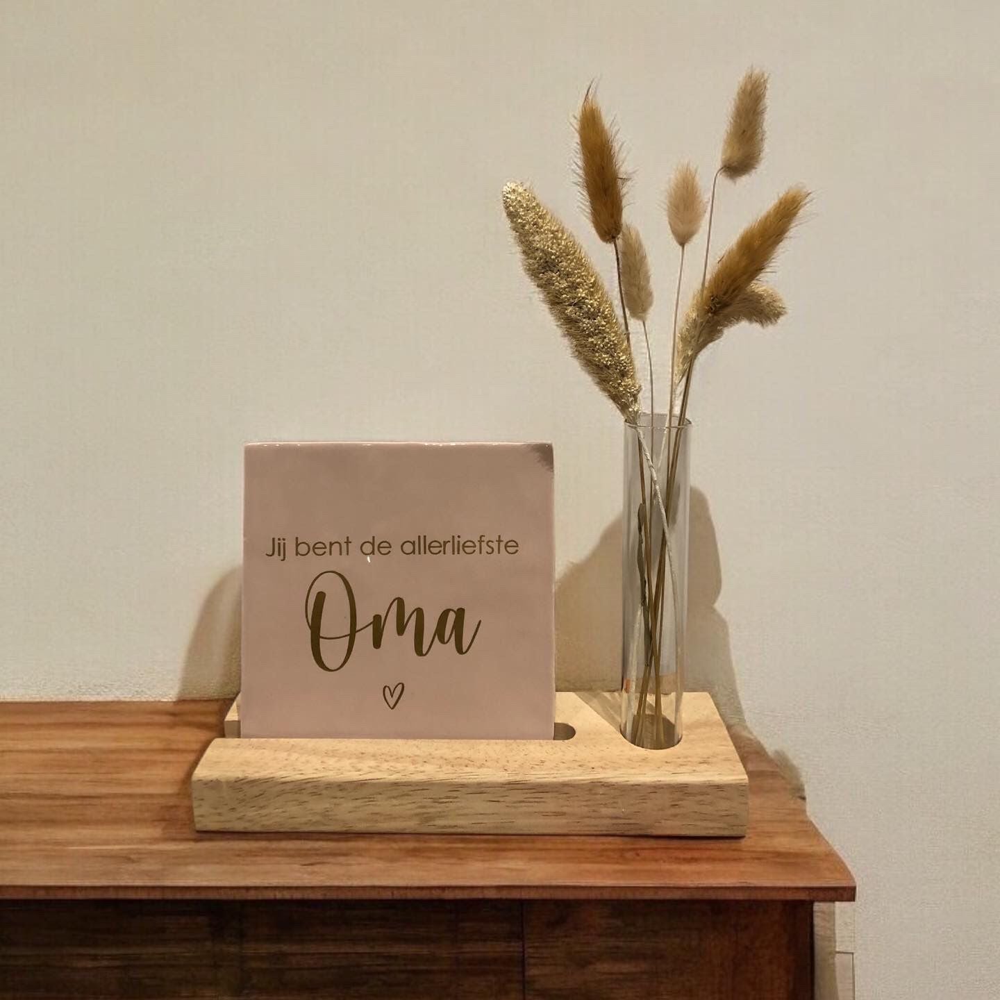 Houten tegelhouder met roze tegel en vaasje MAMA of OMA