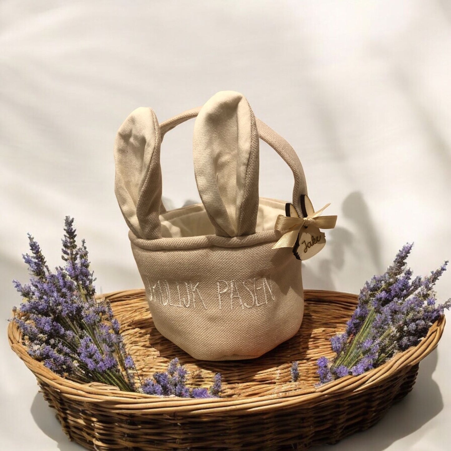 Paasmandje met houten naamtag