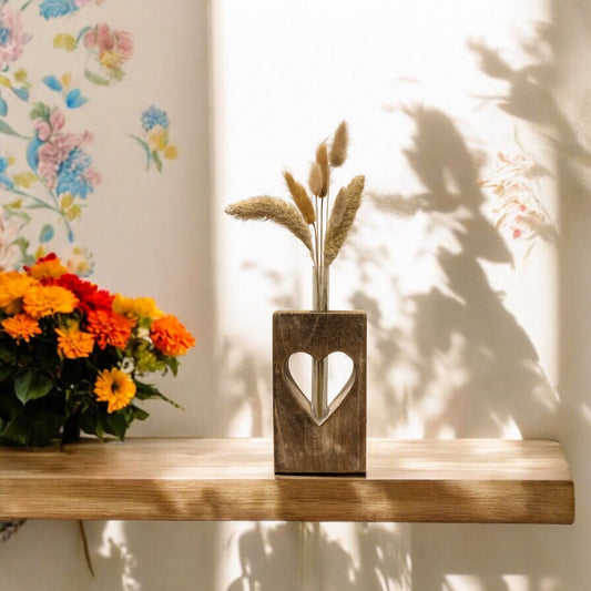 Vaas met droogbloemen - hart centraal