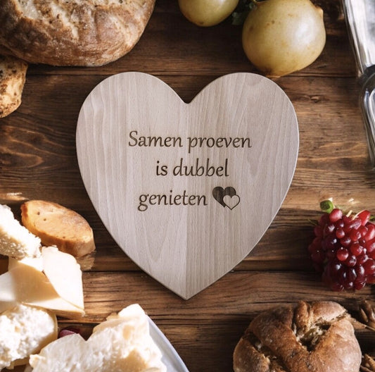 Houten ontbijt of tapasplank hartvorm